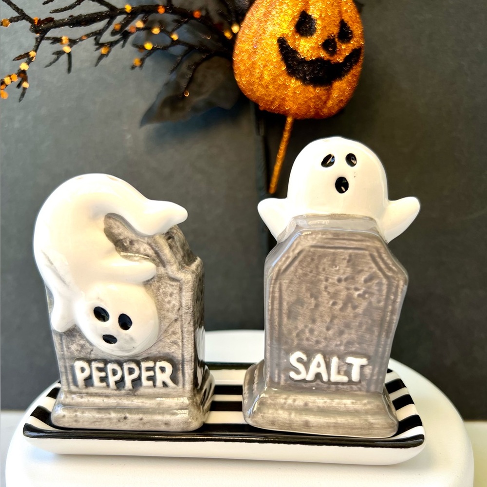 Set of 3 Halloween Ceramic Tray with Tombstones Ghosts Salt & Pepper Shakers - Picture 10 of 10